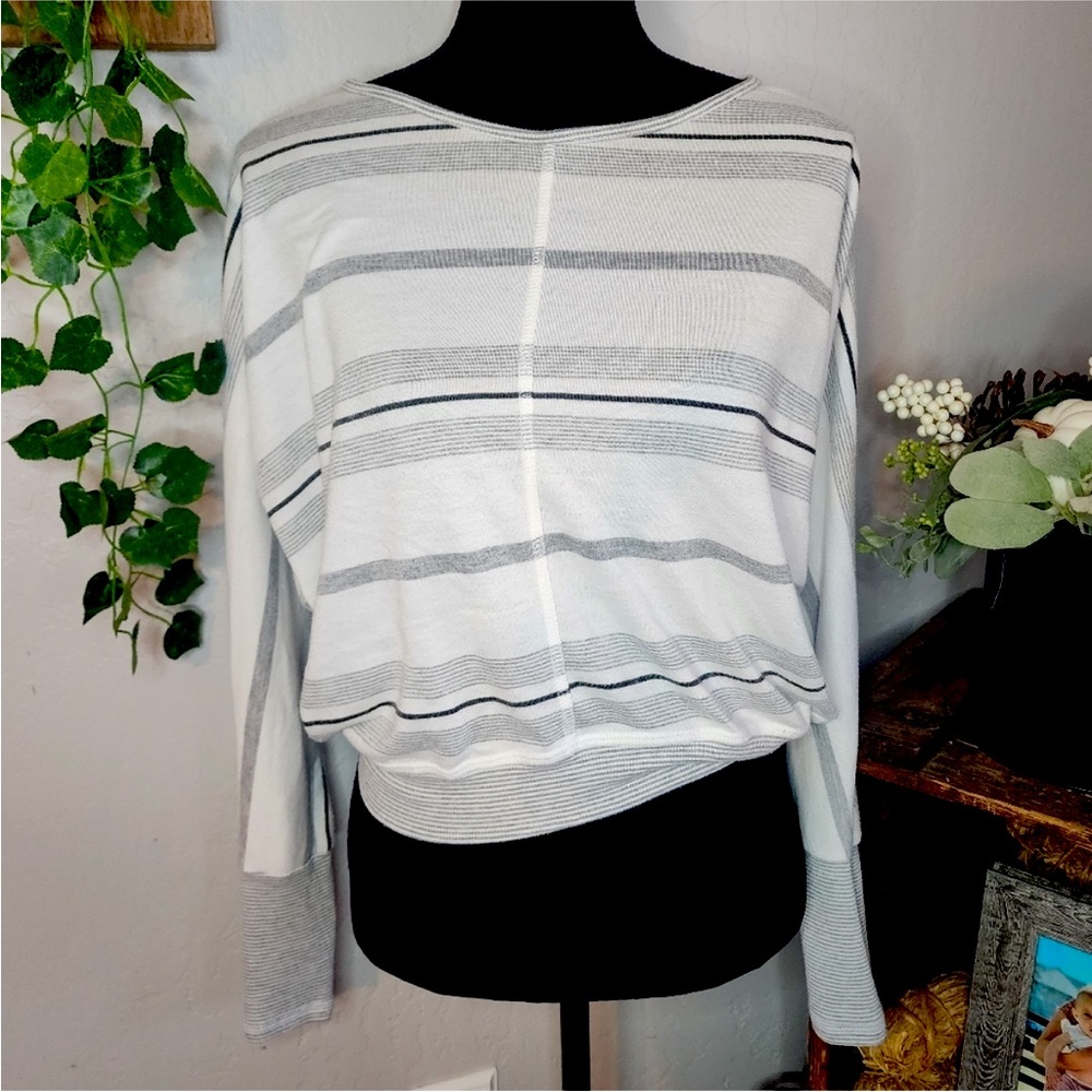 Top Puella Striped Long Sleeve Crop Size Small (gray & white)